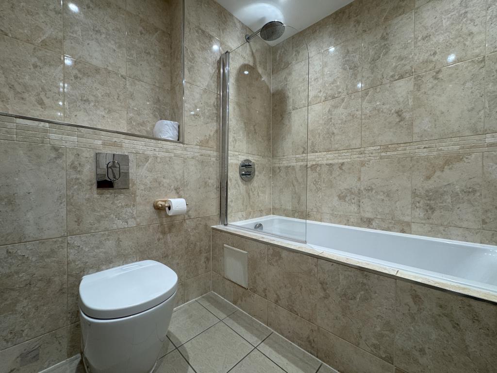 Lot: 6 - TOP FLOOR HOLIDAY APARTMENT WITH SEA VIEWS - Bathroom